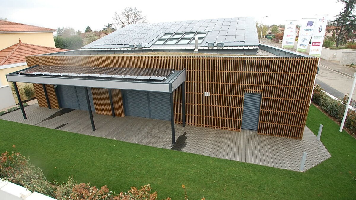 Dès 2010, Maisons France Confort réalise une maison à énergie positive qui recharge gratuitement un véhicule électrique.
