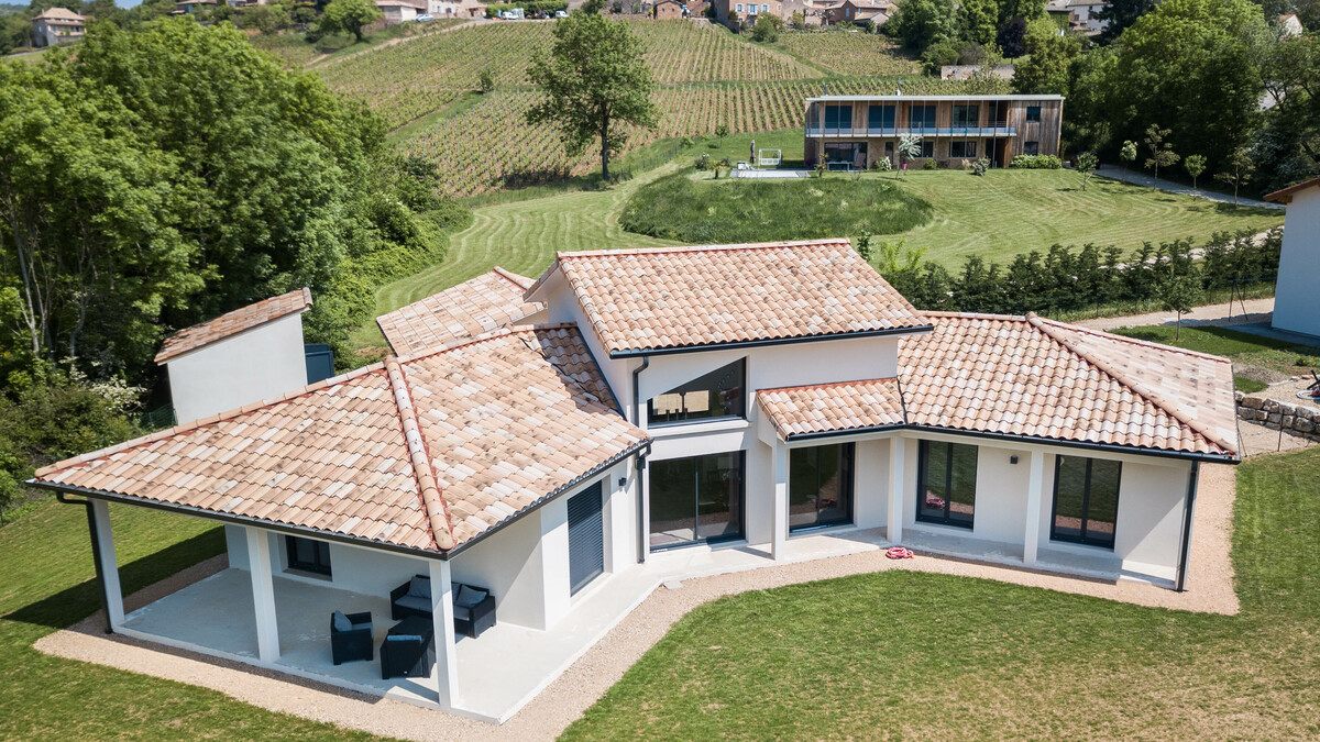 Cette villa signée Val-de-Saône Bâtiment a déjà un petit air du Sud avec ses couleurs d’enduit douces et sa jolie terrasse couverte. www.valdesaone-batiment.fr