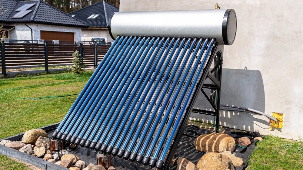 Un collecteur de pression solaire moderne pour chauffer l'eau chaude domestique.