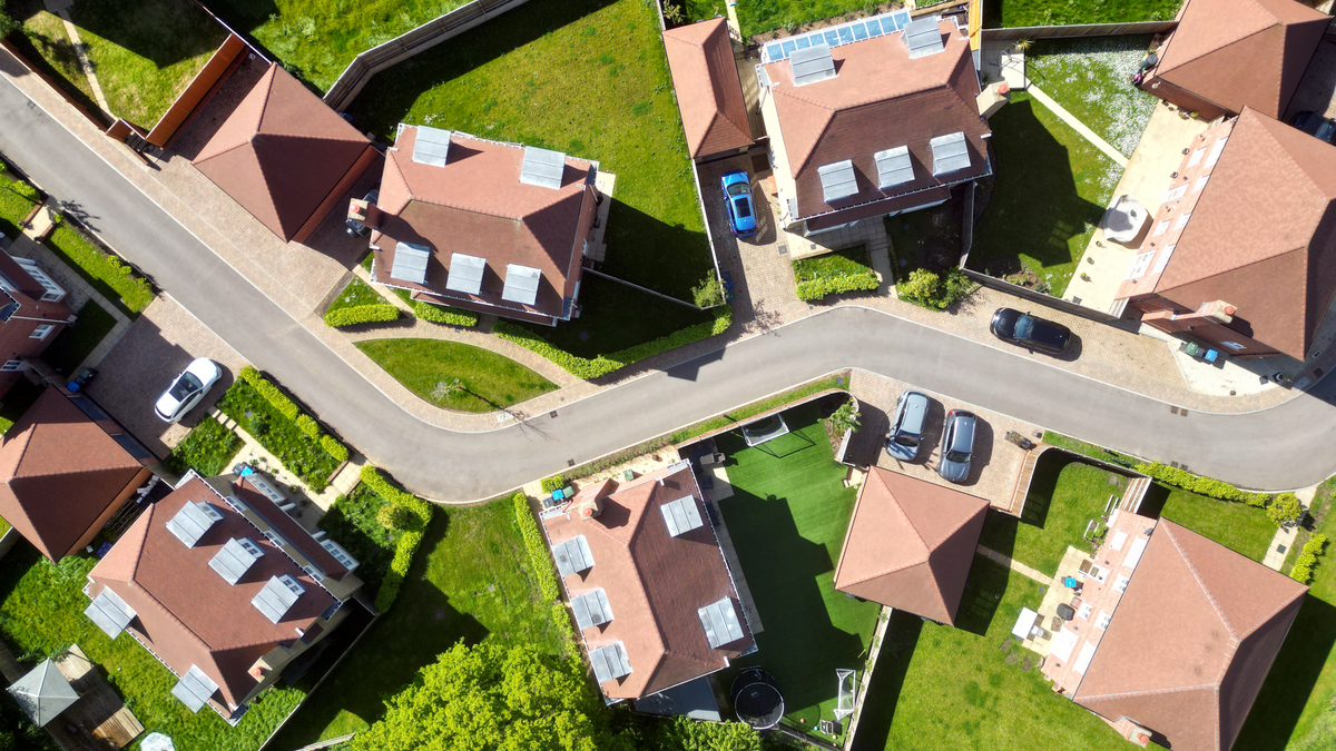 Privilégiez les terrains offrant une façade atteignant au-minimum 15 à 20 m pour éviter d'avoir une maison mitoyenne.