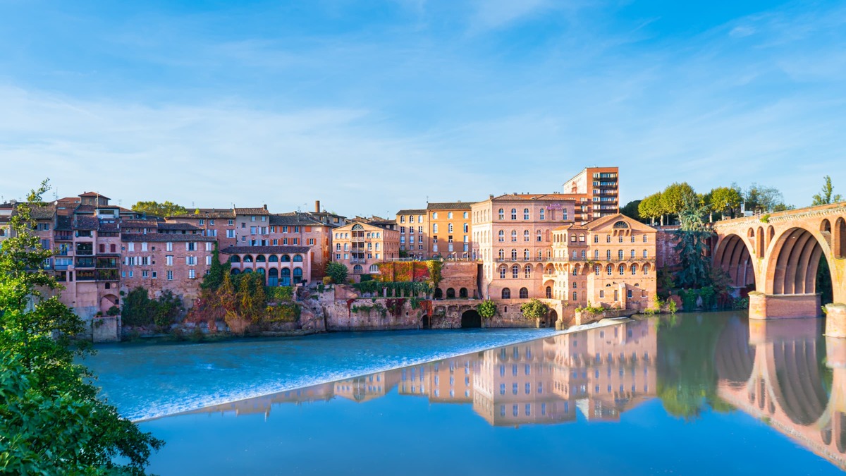En s'éloignant d'Albi, il est possible d'acheter un terrain de 1 000 à 1 500 m² pour 80.000 €.