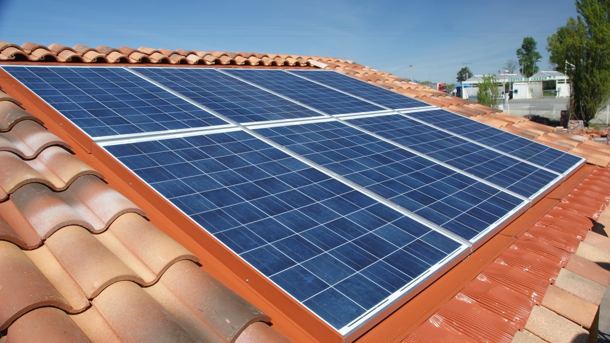 Les panneaux solaires sont aujourd'hui totalement intégrés dans les toitures pour une meilleure esthétique.