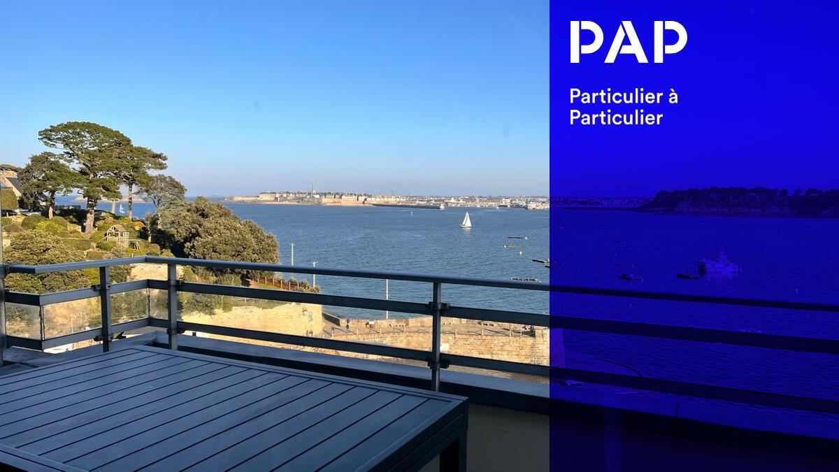 Appartement à Dinard avec terrasse et vue mer.