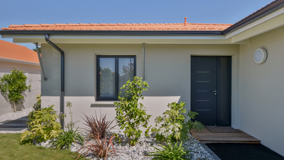 Maison : choisir les gouttières, chéneaux et descentes de toiture © Couleur Villas (Groupe HDV)