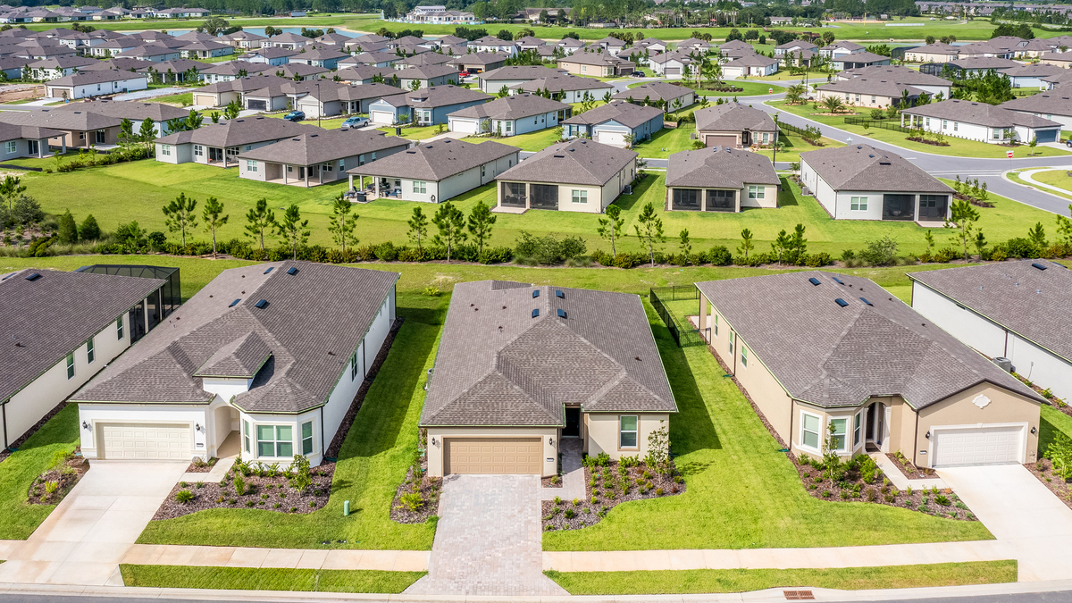 Les lotissements proposent des terrains prêts à bâtir aux particuliers souhaitant faire construire leur maison.