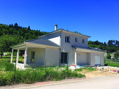 Une maison avec une terrasse couverte