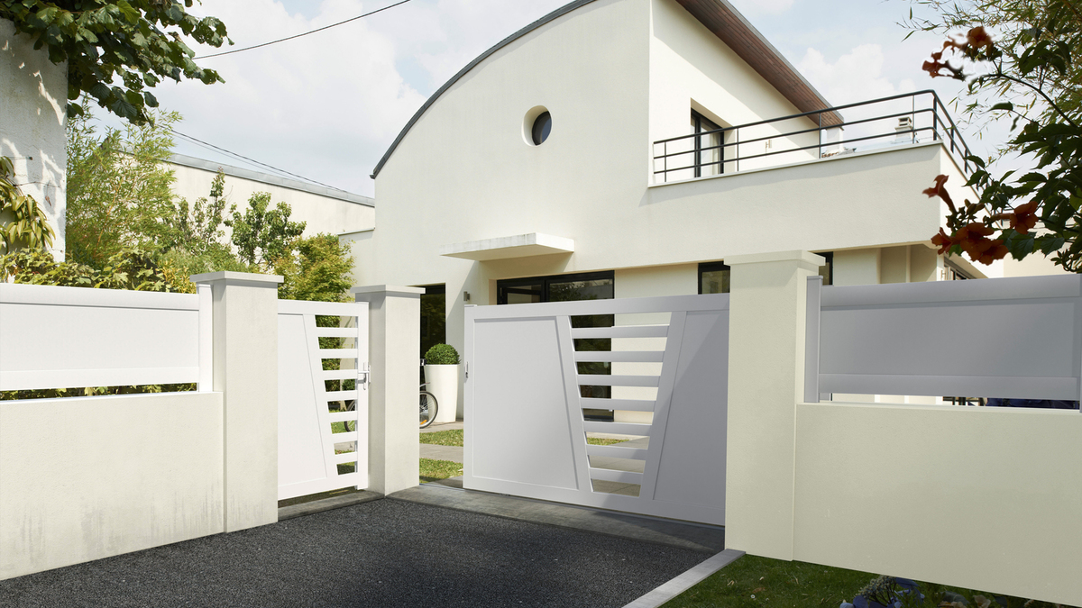 Faites le plein de nouveautés avec notre sélection de portails et de clôtures. Portail coulissant PVC, modèle Carnac, à partir de 1 299 €. www.lapeyre.fr