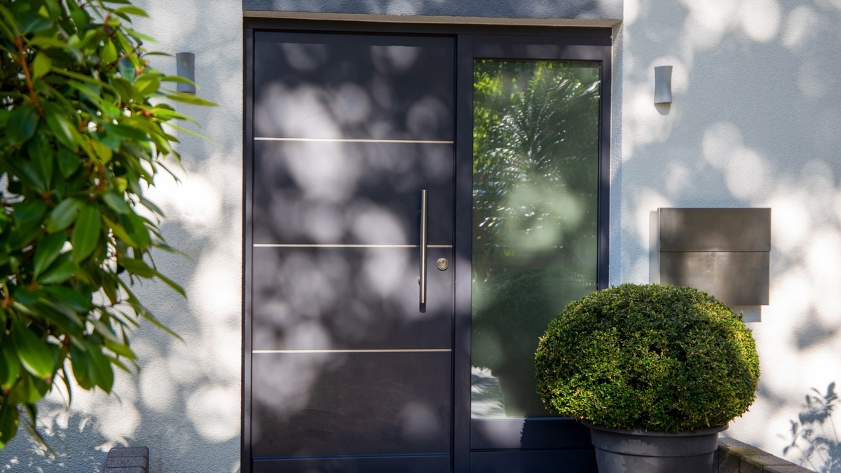 Cette porte en aluminium joue la carte de l'esthétique ultra-contemporaine.