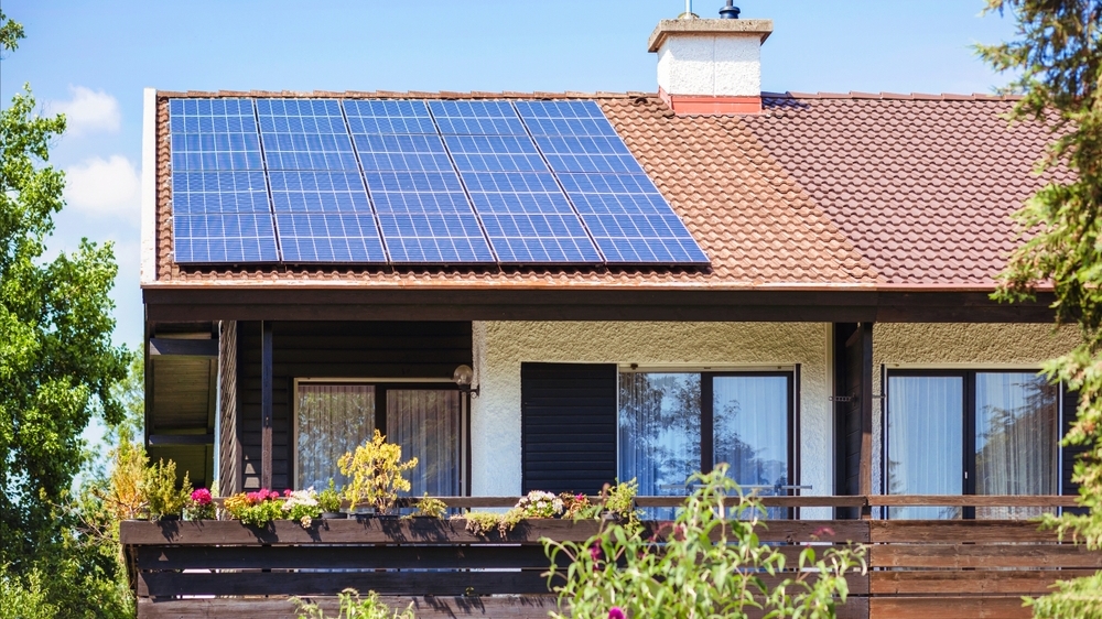 Ce capteur hybride produit l'électricité de la maison et aussi l'eau chaude sanitaire.