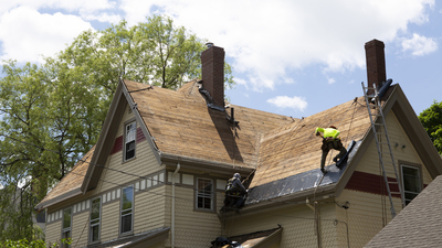 Toiture abîmée : quand faut-il envisager les travaux ? © Catherine Ledner-Getty Images