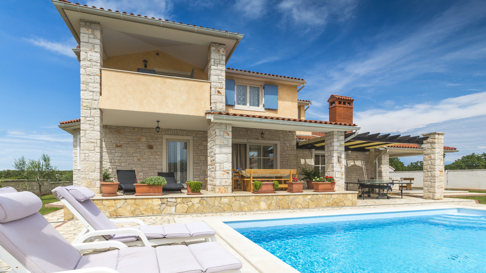 Ouverte sur la piscine, cette villa privilégie confort et douceur de vivre.