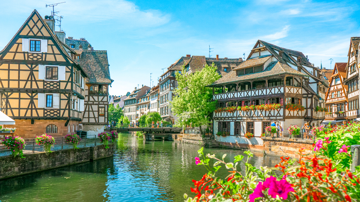 La Petite France, à Strasbourg, célèbre pour ses maisons à colombages et ses canaux.