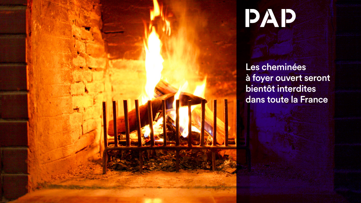 Allumer un feu dans une cheminée sans vitre ni insert est prohibé dans plusieurs zones.