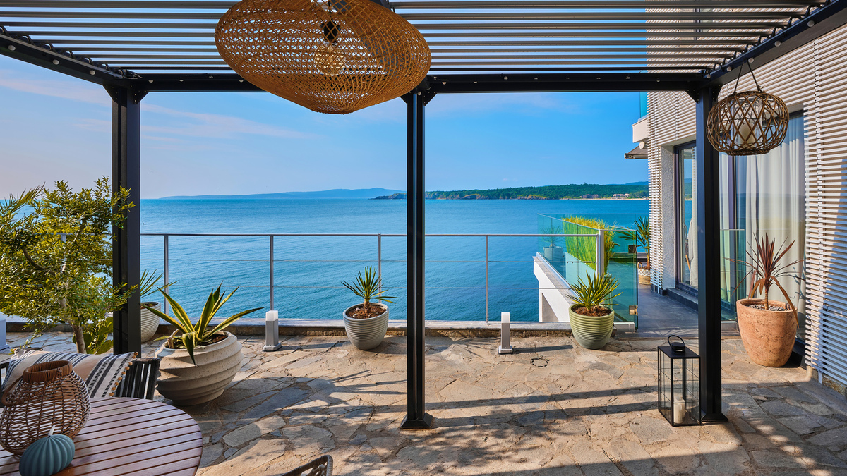 La pergola bioclimatique est bien plus qu'un abri de terrasse.