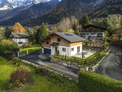 Une maison blottie contre la montagne