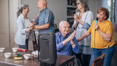 Investissement : le bel avenir des résidences seniors © South_agency/Getty Images