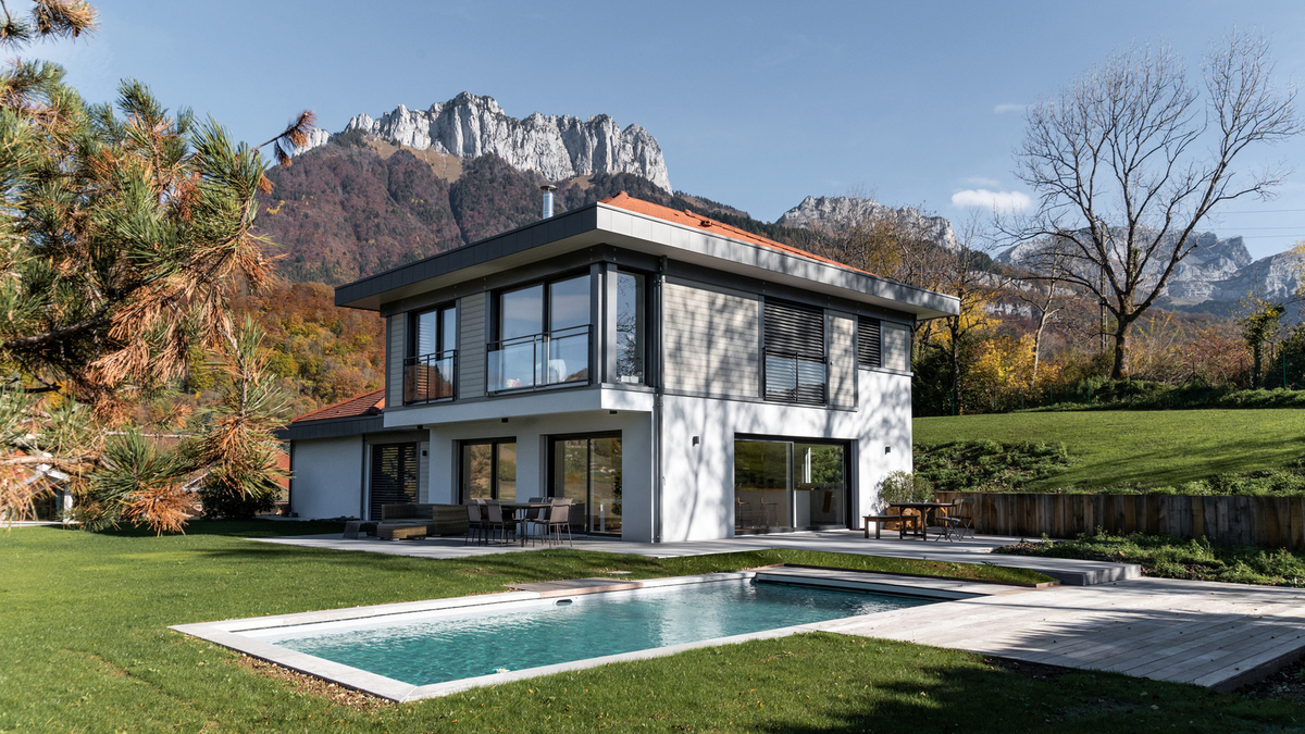 Un style très contemporain pour cette belle en bois bâtie en Haute-Savoie.