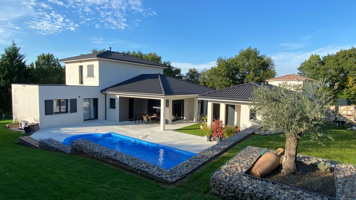 Espace, lumière, ombrages : cette familiale mise résolument sur le confort de vie. www.arlogis.com