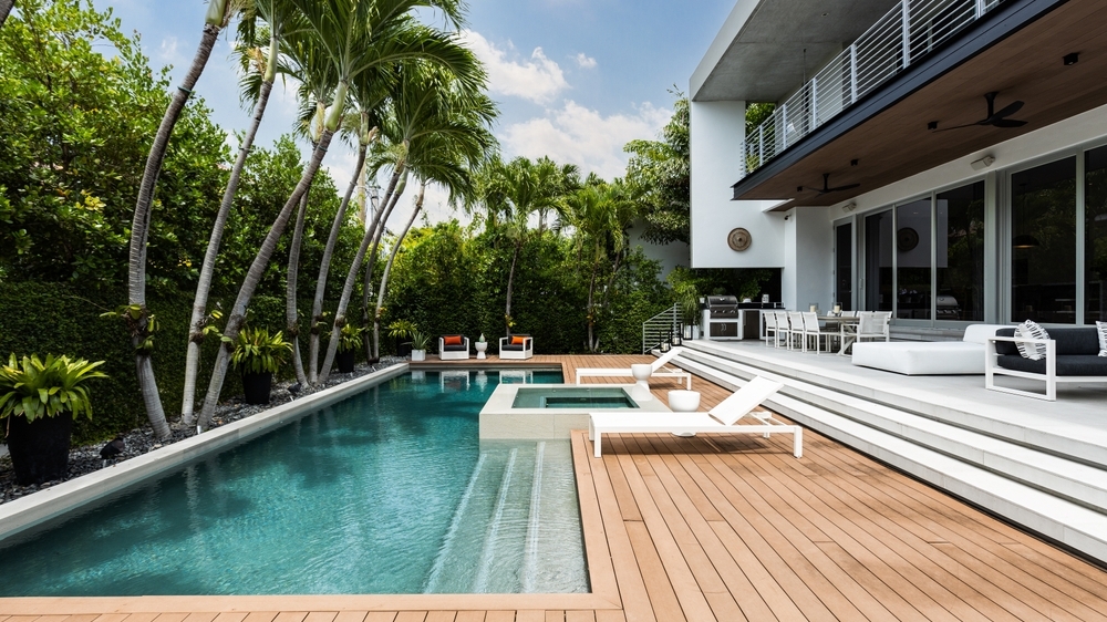 Quand piscine et architecture s'entremêlent pour mettre la fraîcheur de l'eau au premier plan...