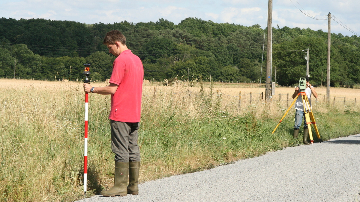 Les honoraires du géomètre expert varient selon la taille du terrain et la difficulté du travail.