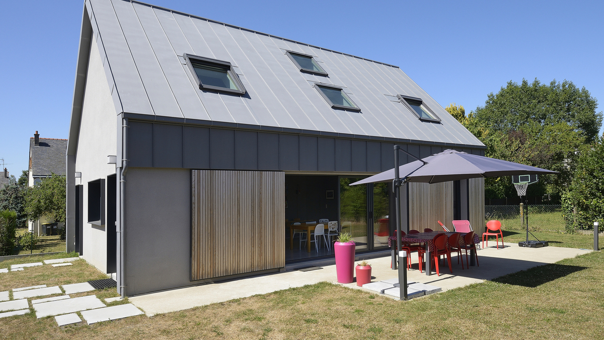 Installation de la toiture bac acier pour abri de jardin avec toit plat 