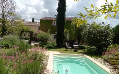 Roussillon (84220)