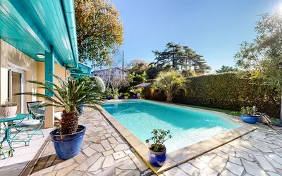 Plain Pied Avec Spacieux Jardin Et Piscine