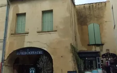 Uzès (30700)