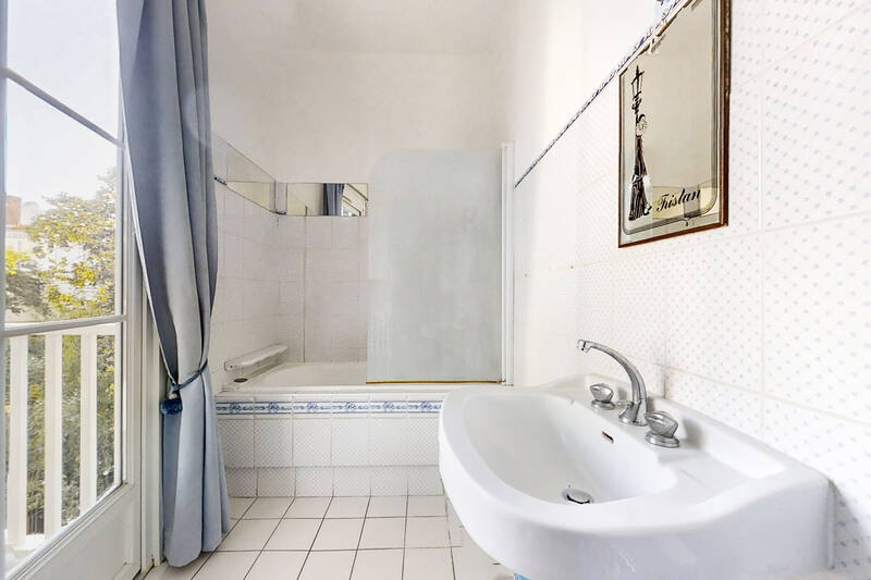 Bel Immeuble Avec Balcon