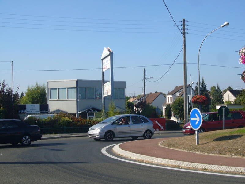 Local commercial Chaumontel (95270) - 163&nbsp;m² - 2.075&nbsp;&euro;