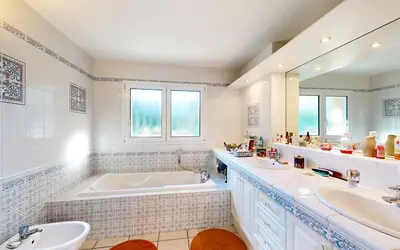 Plain Pied Avec Spacieux Jardin Et Piscine