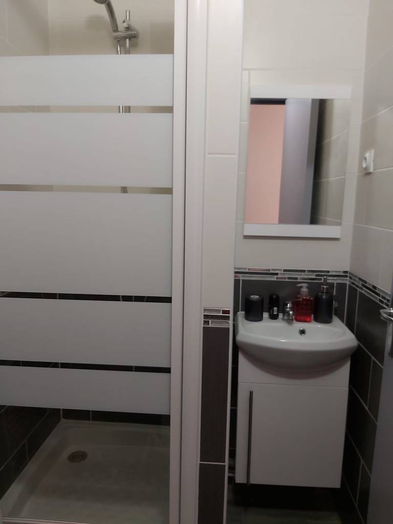 A Louer Beau Studio À 150M Du Rer A