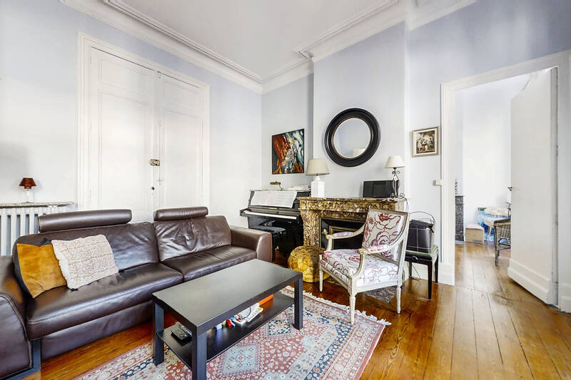 Bel Immeuble Avec Balcon