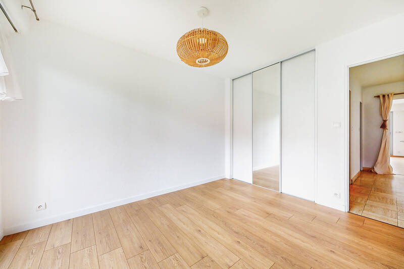 Clair Et Lumineux Avec Balcons