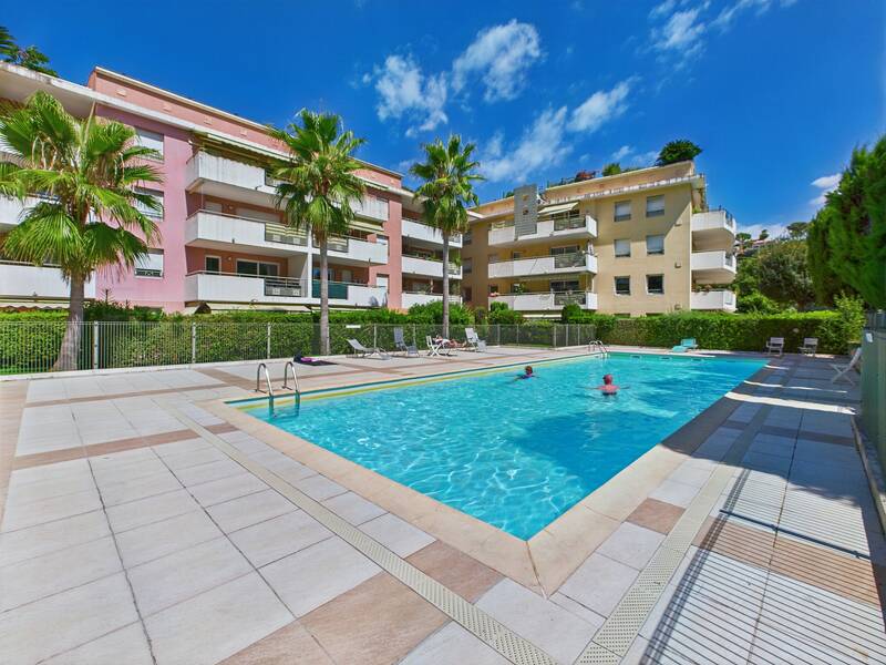 Avec Piscine Et Vue Dégagée