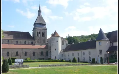 Un Bijou À La Campagne A 40 Kms De Gueret Dans Un Village Authentique.