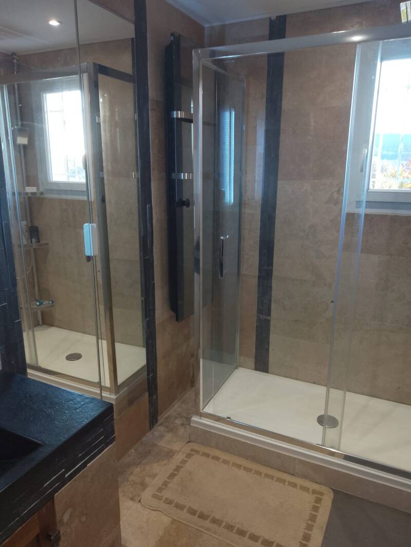 Comprenant 3 Appartements Loués Sainte-Anastasie-Sur-Issole (83136)