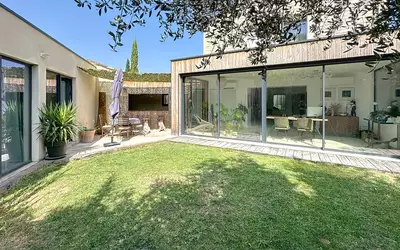 Uzès (30700)