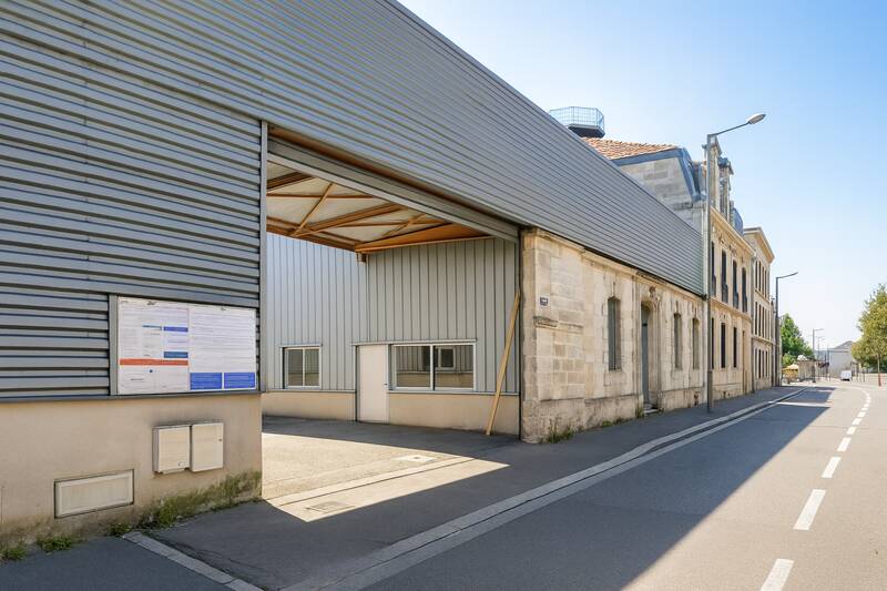 Local d'activité Bordeaux - 1.200&nbsp;m² - 11.200&nbsp;&euro;