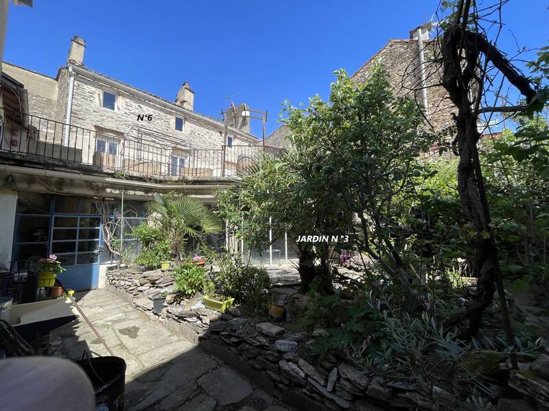 Maison De Maitre Et Ses Annexes Médiévales