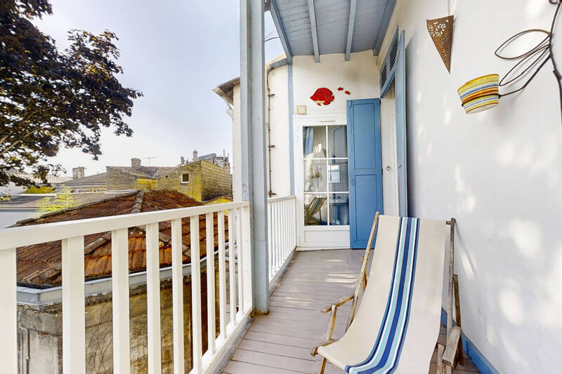 Bel Immeuble Avec Balcon