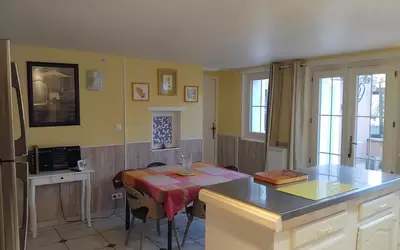 Roussillon (84220)