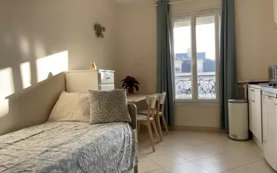 Paris 8E