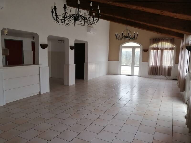 Local commercial Entraigues-Sur-La-Sorgue - 170&nbsp;m² - 1.900&nbsp;&euro;