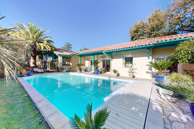 Plain Pied Avec Spacieux Jardin Et Piscine