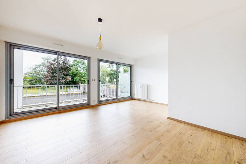 Clair Et Lumineux Avec Balcons
