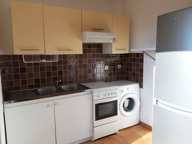 Comprenant 3 Appartements Loués Sainte-Anastasie-Sur-Issole (83136)