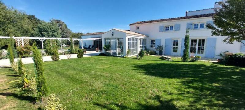 Longere Climatisée Avec Piscine Et Véranda