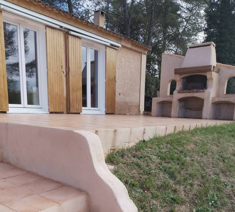 Comprenant 3 Appartements Loués Sainte-Anastasie-Sur-Issole (83136)