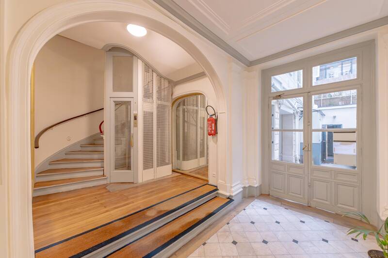 Bureaux, local professionnel Paris 9E (75009) - 92 m² - 2.950 €